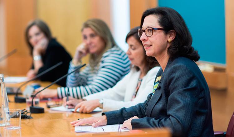 “Las decisiones más subjetivas se asocian con una mayor brecha salarial, con las mujeres llevándose la peor parte, quizás porque las consideren más reacias al riesgo”, afirma la Prof. Marta Elvira / Foto: Javier Arias