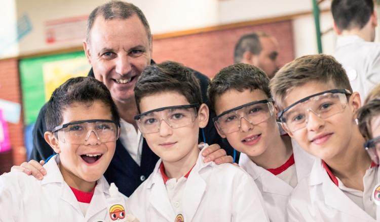 Guillermo Von Bergen y alumnos del taller de ciencias