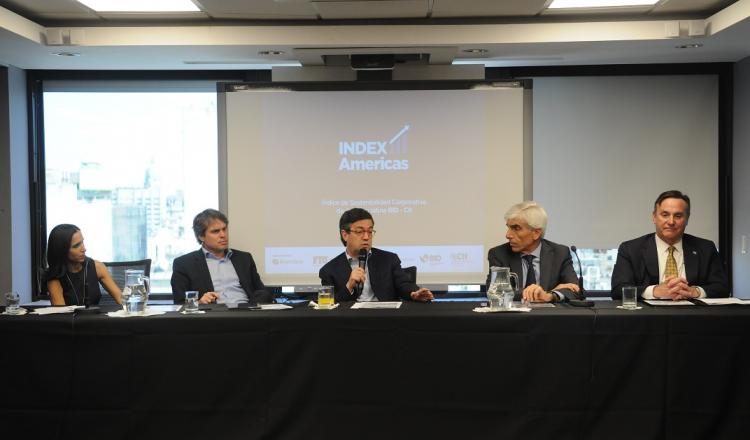 Luis Alberto Moreno (en el centro) presidente del BID