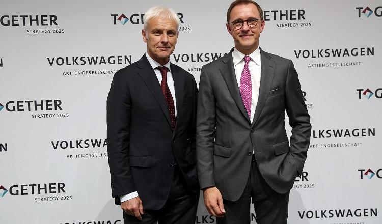 Matthias Müller, CEO, junto con el responsable de la estrategia T. Sedran