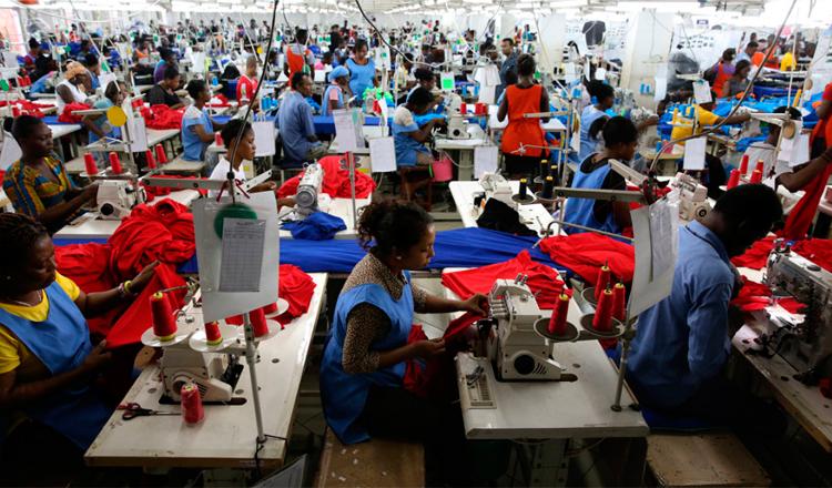 Trabajadores en una fábrica de camisas en Accra, Ghana. Foto: Banco Mundial/Dominic Chavez