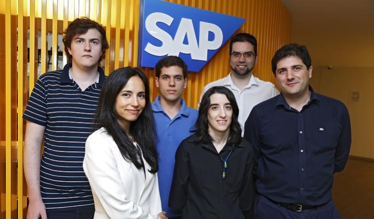 Constanza Quiñones, directora de RRHH de SAP Argentina (extremo izquierdo) y Alejandro Masip, líder de Proyectos financieros estratégicos de SAP Argentina (extremo derecho), con los primeros cuatro empleados con autismo.