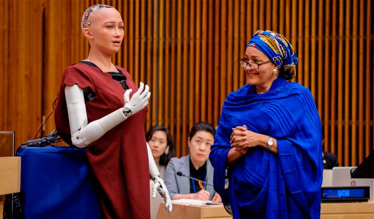Amina Mohammed, la vicesecretaria general de la ONU conversa con Sophia, la robot inteligente de Hanson Robotics. Foto: ONU/Manuel Elias