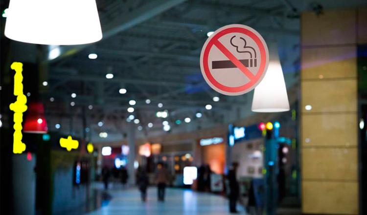 Los espacios libres de humo de tabaco forman parte de las medidas del Convenio Marco de la OMS contra el tabaquismo. Foto de archivo: OMS/S. Volkov